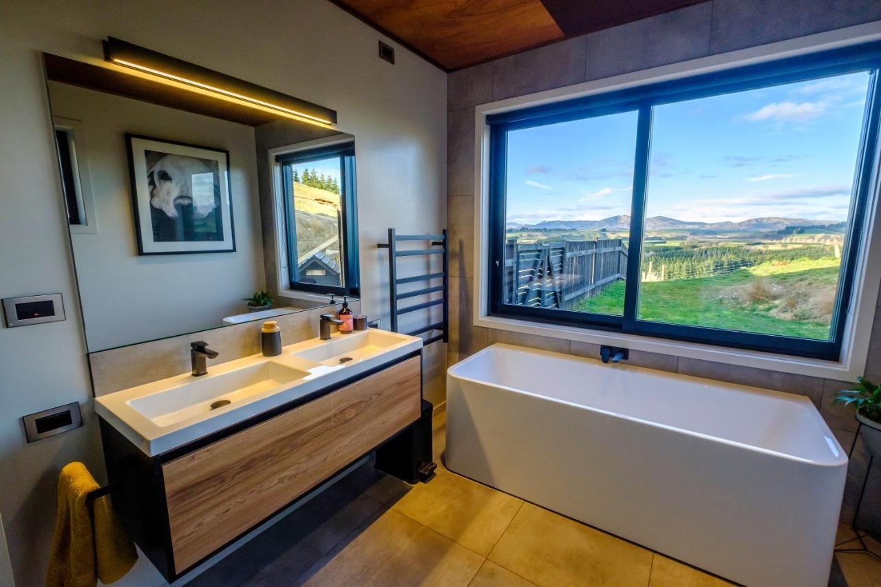 Вилла Fiordland Eco-Retreat -- Panoramic Views -- Hot Tub Те-Анау Экстерьер фото