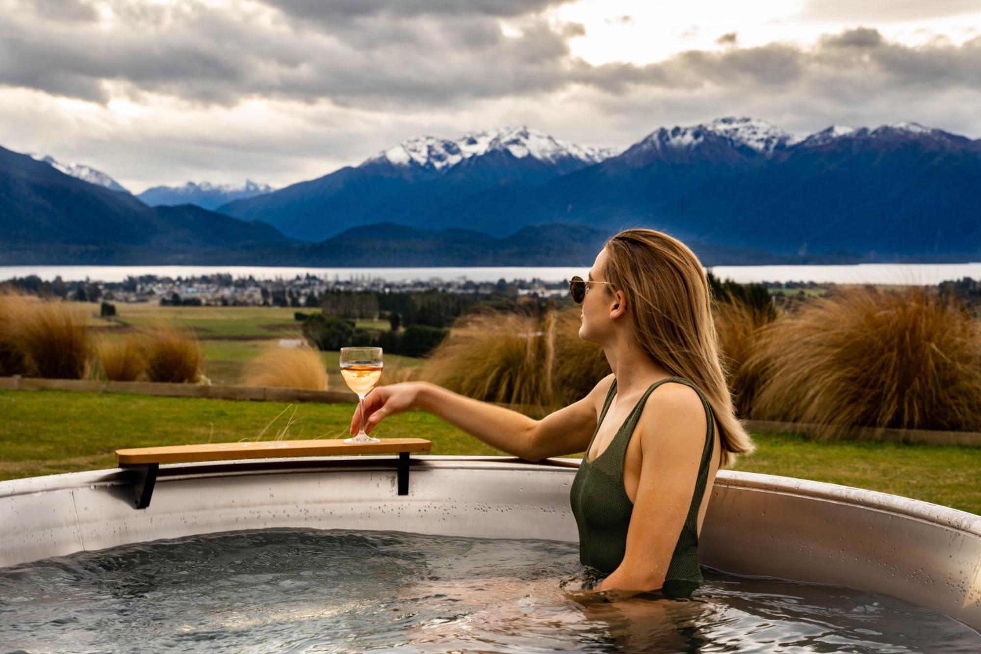 Вилла Fiordland Eco-Retreat -- Panoramic Views -- Hot Tub Те-Анау Экстерьер фото